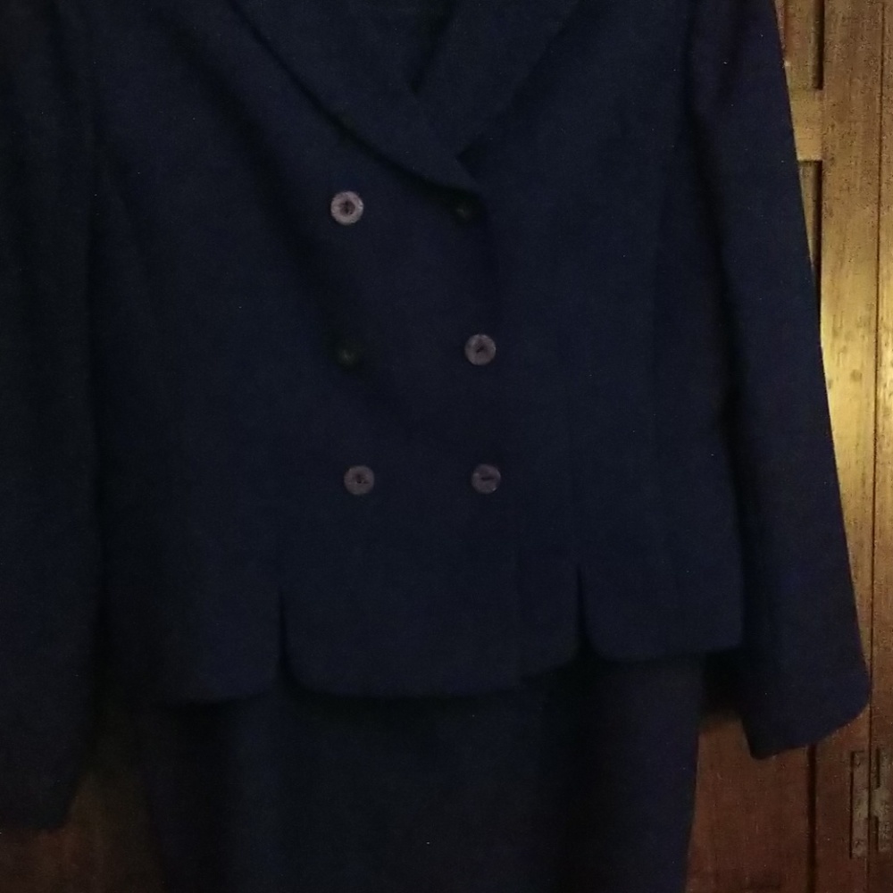 Suit - Picture 5 of 6